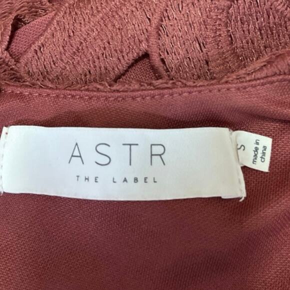 ASTR The Label Maroon Floral Lace Sleeveless Scalloped Hem Mini Sheath Dress S - Picture 5 of 6